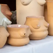 Zobacz zdjęcie: Ceramiczne naczynia z kobiecymi piersiami