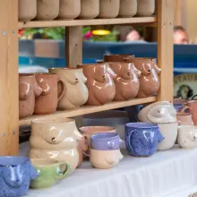Zobacz zdjęcie: Ceramiczne naczynia z kobiecymi piersiami
