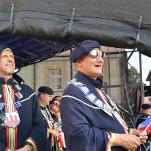 Zobacz zdjęcie: Bogusław Nowak spuszcza się na linie na otwarciu Święta Ceramiki