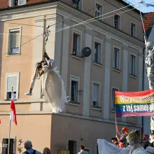 Zobacz zdjęcie: Bogusław Nowak spuszcza się na linie na otwarciu Święta Ceramiki