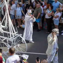 Zobacz zdjęcie: Parada ludzi umalowanych gliną podczas Święta Ceramiki w Bolesławcu