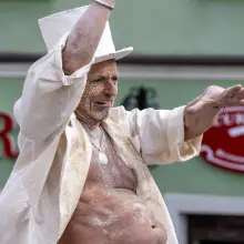 Zobacz zdjęcie: Parada ludzi umalowanych gliną podczas Święta Ceramiki w Bolesławcu