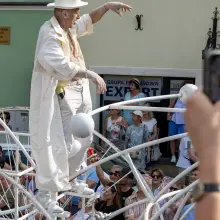 Zobacz zdjęcie: Parada ludzi umalowanych gliną podczas Święta Ceramiki w Bolesławcu