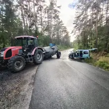 Zobacz zdjęcie: Zderzenie auta z ciągnikiem między Osłą a Gromadką