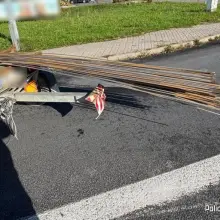Zobacz zdjęcie: Źle zabezpieczony towar na dostawczaku