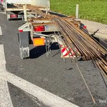 Zobacz zdjęcie: Źle zabezpieczony towar na dostawczaku