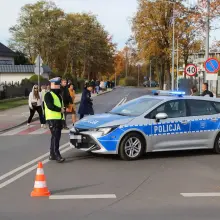 Переглянути фотографію: Натовпи на Болеславецькому кладовищі. Люди відвідують могили близьких