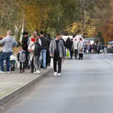 Переглянути фотографію: Натовпи на Болеславецькому кладовищі. Люди відвідують могили близьких