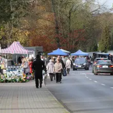 Переглянути фотографію: Натовпи на Болеславецькому кладовищі. Люди відвідують могили близьких