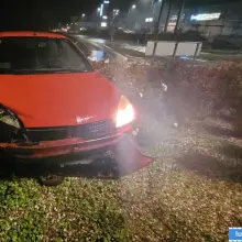 Zobacz zdjęcie: Auto na rondzie i podejrzany