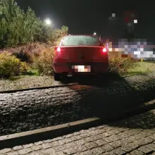 Zobacz zdjęcie: Auto na rondzie i podejrzany