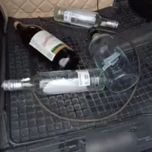 Zobacz zdjęcie: Podejrzany i butelki w kabinie