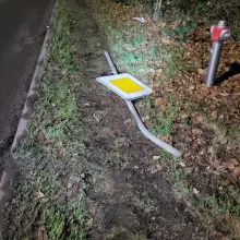 Zobacz zdjęcie: Znak i auto po pościgu