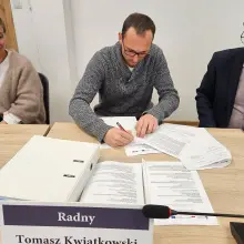 View photo: Gromadka Gmina Mayor Ryszard Kawka signed a notarial deed with PKP