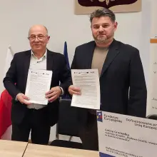 View photo: Gromadka Gmina Mayor Ryszard Kawka signed a notarial deed with PKP