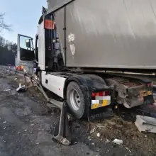 Переглянути фотографію: Легковий автомобіль зіткнувся з вантажівкою