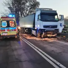 Переглянути фотографію: Легковий автомобіль зіткнувся з вантажівкою