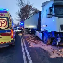 Переглянути фотографію: Легковий автомобіль зіткнувся з вантажівкою