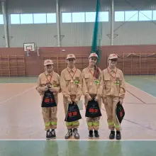 Zobacz zdjęcie: Młode strażaczki i młodzi strażacy