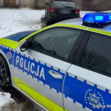 Zobacz zdjęcie: Radiowóz, auto i kabina pojazdu podejrzanego