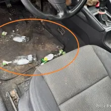 Zobacz zdjęcie: Radiowóz, auto i kabina pojazdu podejrzanego