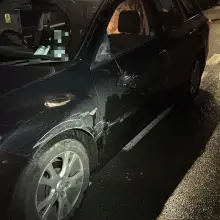 Zobacz zdjęcie: Auto, którym poruszał się cudzoziemiec, i zdemolowany hotel