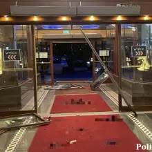 Zobacz zdjęcie: Auto, którym poruszał się cudzoziemiec, i zdemolowany hotel