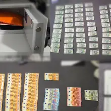 Переглянути фотографію: Затриманий, гроші та телефони