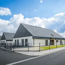 Zobacz zdjęcie: Bok od strony wejścia domu na osiedlu Hygge w Łaziskach