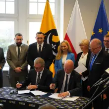 Zobacz zdjęcie: Podpisanie porozumienia ws. konsolidacji szpitali