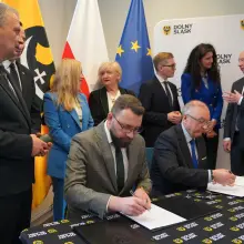 Zobacz zdjęcie: Podpisanie porozumienia ws. konsolidacji szpitali