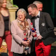 Zobacz zdjęcie: Eugenia Wolska i Krzysztof Gwizdała w 2012 roku z nagrodami za promocję miasta