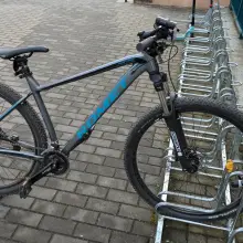 Zobacz zdjęcie: Rower i pozostawione buty