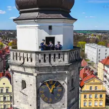 Zobacz zdjęcie: Amerykanie na wieży ratusza w Bolesławcu