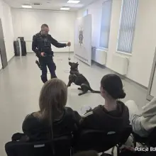 Переглянути фотографію: Форма, поліцейський та учениці ZSTiP