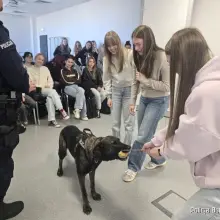 Переглянути фотографію: Форма, поліцейський та учениці ZSTiP