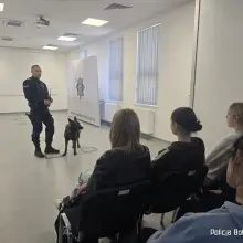 Переглянути фотографію: Форма, поліцейський та учениці ZSTiP