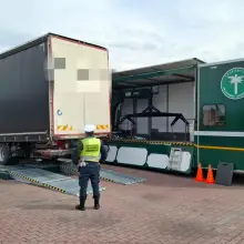 Переглянути фотографію: Вантажівка з несправностями