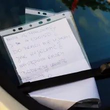 Zobacz zdjęcie: Parkingowy chaos - auto blokuje wjazd na parking