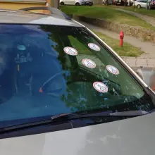 Zobacz zdjęcie: Parkingowy chaos - auto blokuje wjazd na parking