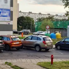 Zobacz zdjęcie: Parkingowy chaos - auto blokuje wjazd na parking
