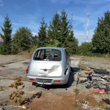 Zobacz zdjęcie: Wrak auta straszy przy nowym parku handlowym.