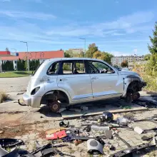 Zobacz zdjęcie: Wrak auta straszy przy nowym parku handlowym.